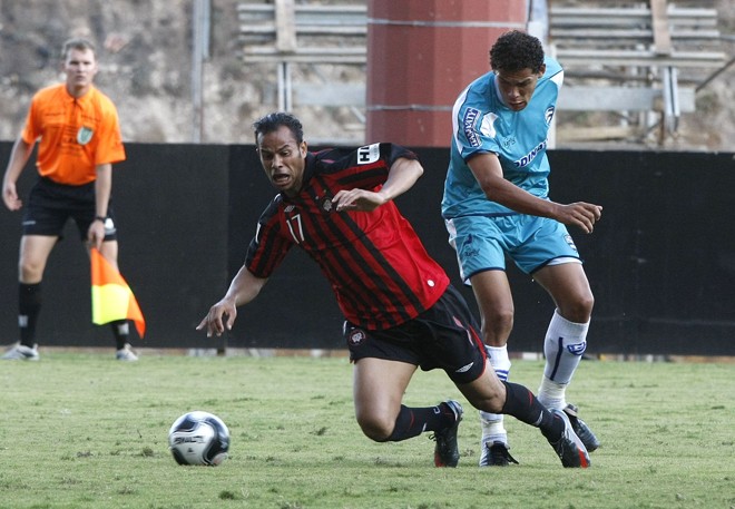 Júlio César entrou no segundo tempo e melhorou poderio ofensivo do Furacão. Acima, lance do pênalti sofrido pelo atacante | 