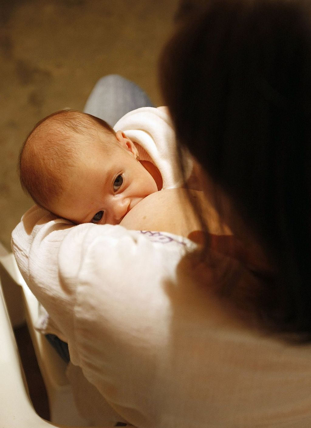 M., 28 anos, amamenta a filha Sofia, de um mês: ela procurou a Justiça durante a gravidez, mas ainda não teve resposta | Valterci Santos/Gazeta do Povo