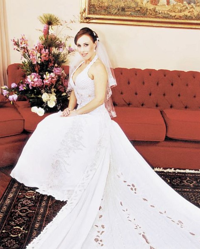 Cumprimentos para Vanessa e Fernando - Em elegante acontecimento, casaram-se Vanessa Buzzá e Fernando Jung, em cerimônia na Igreja Bom Jesus do Cabral, com recepção do Clube Curitibano. A noiva, que usava modelo assinado por Edson Eddel, é filha de Iara (Bueno) e Carlos Eduardo Buzzá e o noivo, de Leda (Marty) e Nerval Jung. (foto Fredy Studio) | 