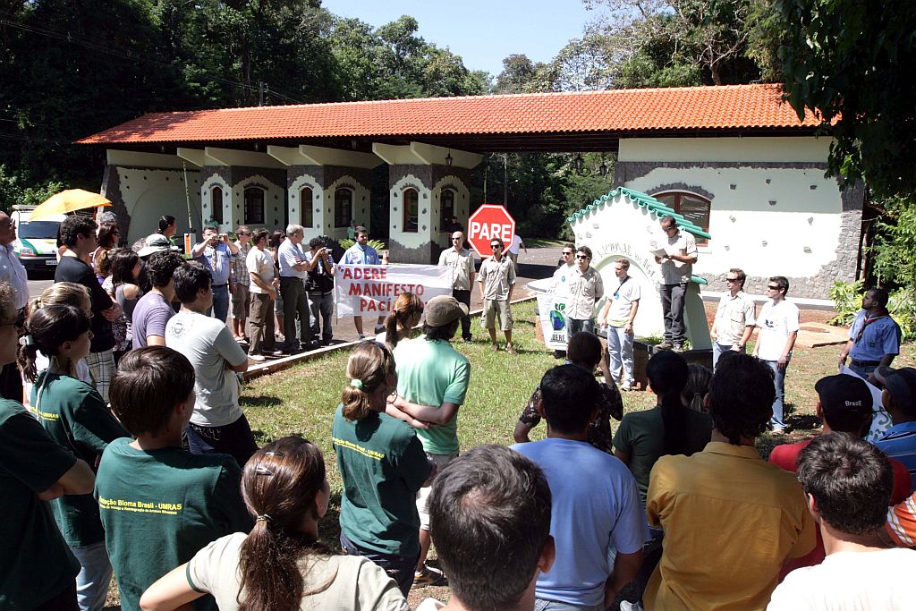 Protesto pacífico na entrada do Parque Nacional do Iguaçu: pelo maior controle do tráfego de veículos | Christian Rizzi/Gazeta do Povo