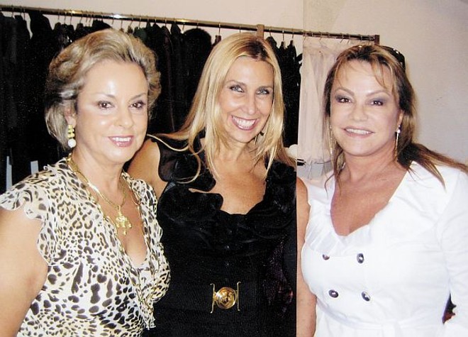 Lançamento concorrido - A estilista Louise Alves lançou sua nova coleção com a presença das amigas Dirce Aparecida Batista e Cida Colombo, que a ladeiam na foto | 