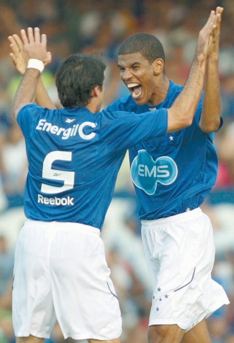 Cruzeiro segue roteiro de 2008 e goleia o rival Leonardo Silva (dir.) comemora com o volante Fabrício mais um gol cruzeirense | Divulgação/Vipcomm
