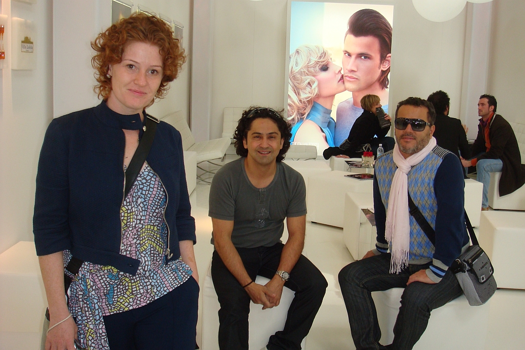 A maquiadora Liss Barduco e os hair stylists Auro Ottoni (ao centro) e Roderley de Andrade, da equipe do Torriton Taunay, acabam de voltar da Itália, onde participaram de eventos e conferências sobre penteados e beleza na Cosmoprof, uma das maiores feiras de treinamento do mundo, realizada em Bologna. De lá, eles foram a Milão para conhecer os melhores salões da cidade e o que faz a cabeça das italianas |