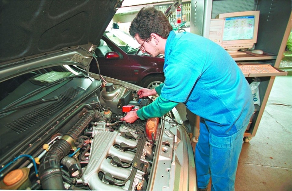 De olho na injeção eletrônica A parte eletrônica da injeção é inspecionada através de um computador | Fotos: Aniele Nascimento/Gazeta do Povo