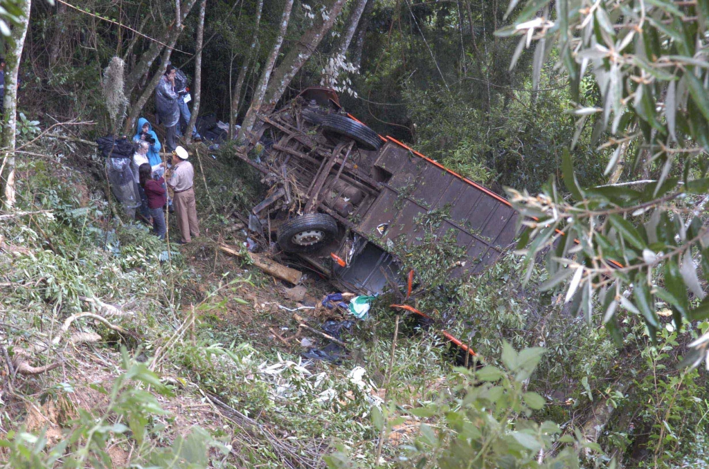 Policial rodoviário concede entrevista no local da tragédia: versões de testemunhas sugerem problemas mecânicos no ônibus | Hermínio Nunes/Agência RBS