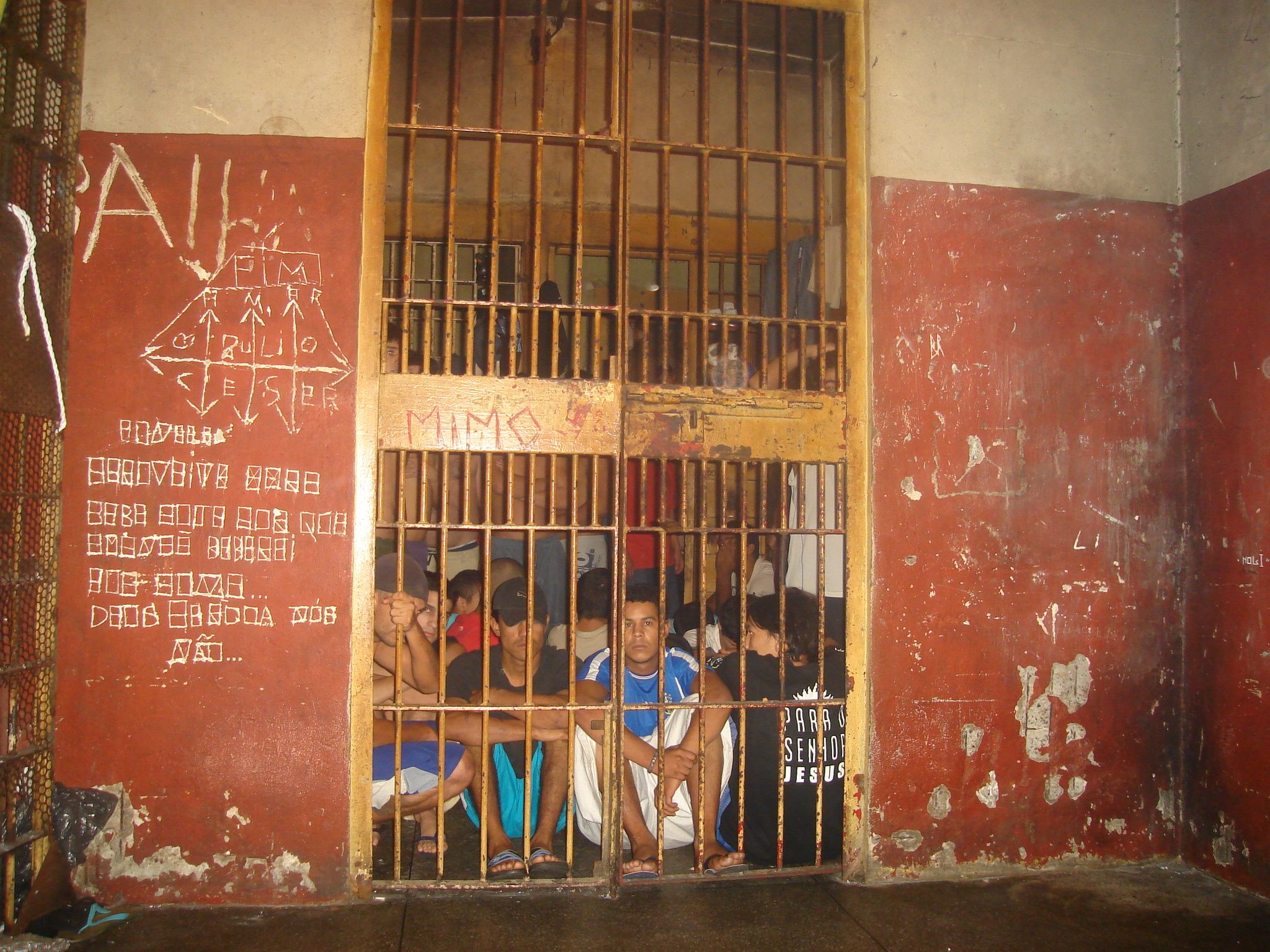 Presos andam pelos corredores sem nenhuma restrição e ficam isolados do restante da delegacia por apenas duas portas de ferro | Isabel Kugler Mendes/Divulgação Comissão Direito Humanos OAB