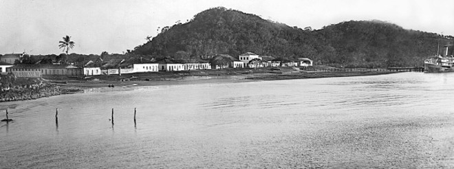 Imagem do porto de Guaratuba com vapor ancorado em 1915 |