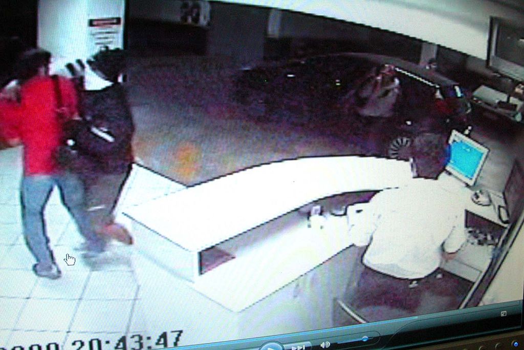 Câmera flagra momento em que assaltante ataca um cliente | Osvaldo Ribeiro/SESP