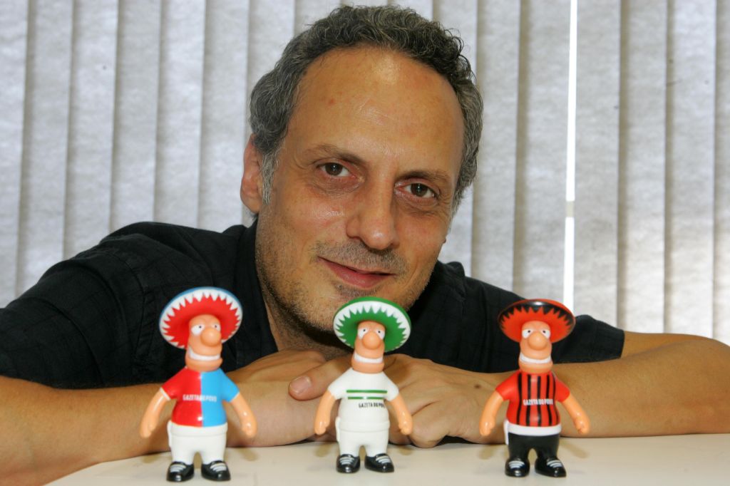 Tiago Recchia com os bonecos e os guias que acompanham Corisco, Atleticon ou Paranito: promoção começa no próximo domingo e segue até mais | Ivonaldo Alexandre/Gazeta do Povo