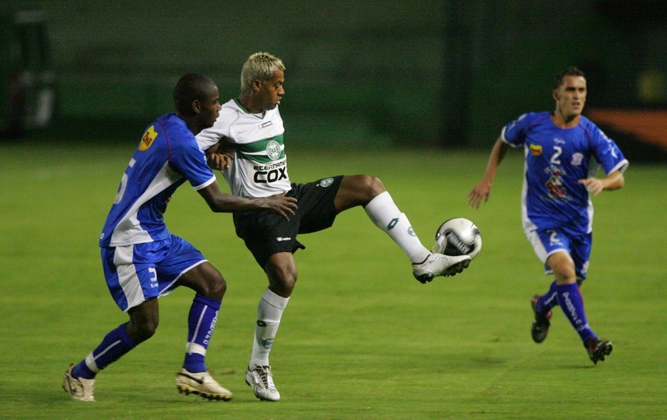 Muito marcado, Marcelinho Paraíba passou em branco, porém o Verdão conseguiu mais uma vitória em casa | Pedro Serápio / Gazeta do Povo