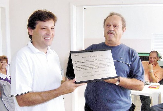 Justa homenagem - O procurador do estado Paulo Gomes Jr. recebeu das mãos de Joel Lobo, do Lions Clube Curitiba, placa em reconhecimento pelo notável trabalho que realizou como mentor e coordenador da Campanha de Natal 2008, que entregou 21 mil brinquedos e doces a crianças carentes da Vila Audi | 