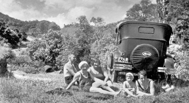 Piquenique na beira da estrada. O automóvel como transporte ao lazer. 1930 | 