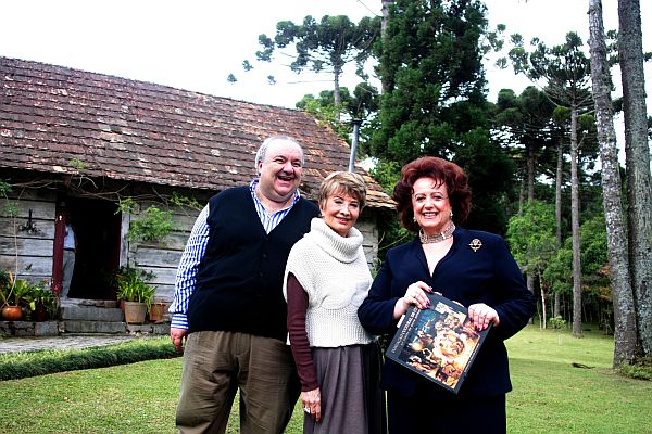 O casal Margarita Sansone e Rafael Greca recebeu a atriz Glória Menezes para um almoço no sábado, em sua chácara São Rafael das Laranjeiras, em Piraquara | Mauro Campos