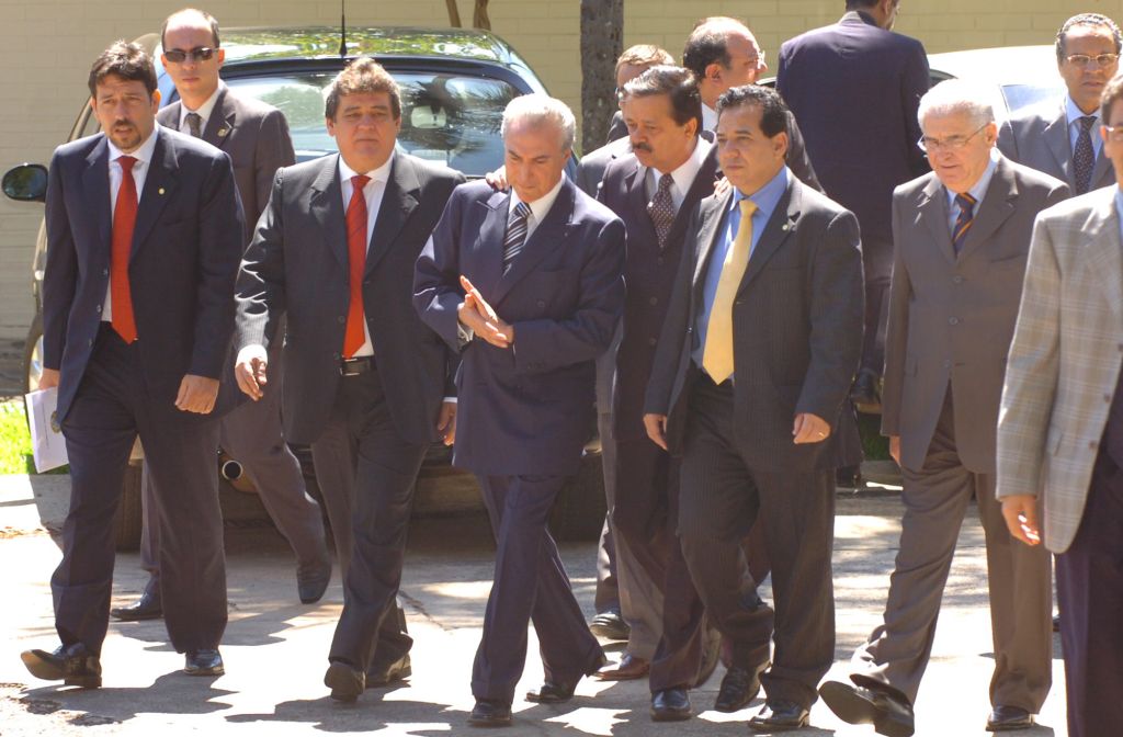 Temer é cercado por líderes partidários, ao sair de reunião em sua casa: Às vezes você recua para avançar | Luiz Cruvinel/Ag. Câmara