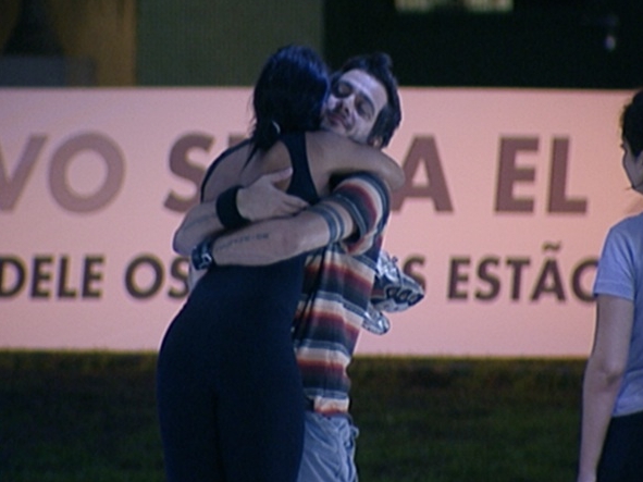 Pri comemora com Max a vitória na primeira etapa da Prova do Líder | Reprodução/TV Globo