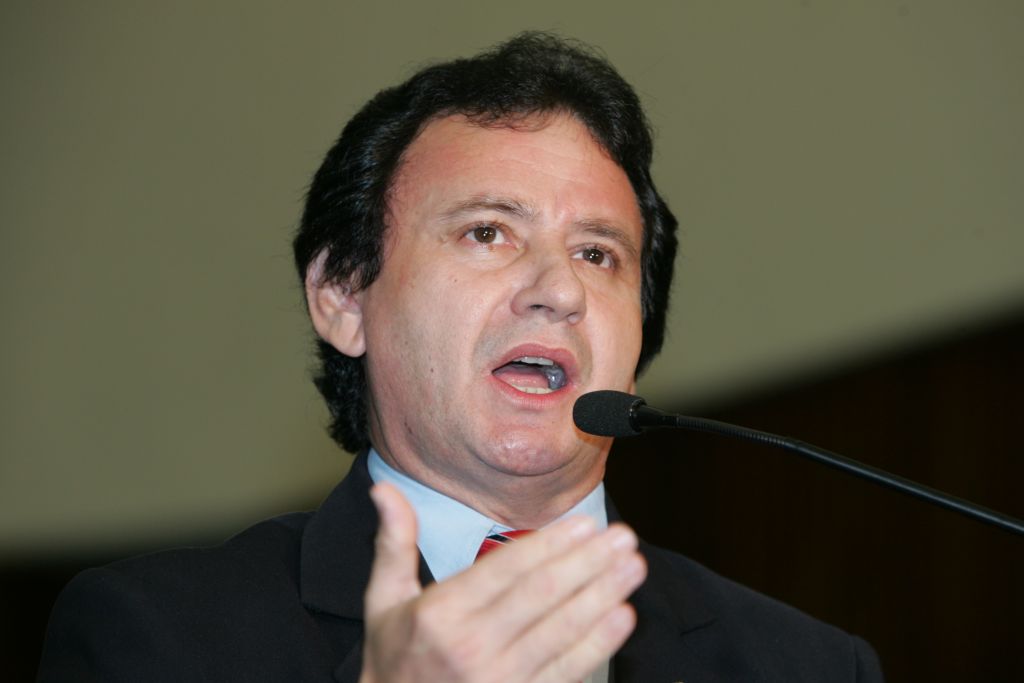 Daqui a pouco instituições filantrópicas vão querer doações aproveitando-se da conta de água.Chico Noroeste, deputado estadual, criticando o argumento da Sanepar de que a cobrança conjunta de água e taxa de lixo diminui na inadimplência | Antônio Costa/Gazeta do Povo