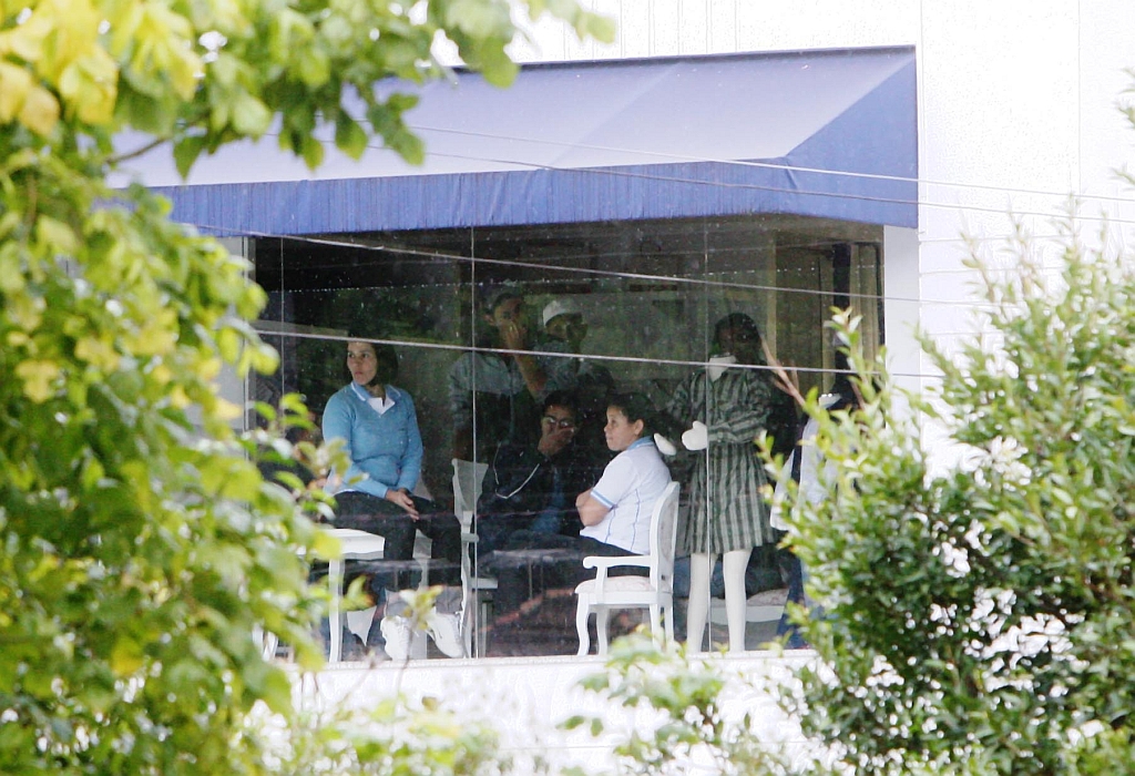 Funcionários e clientes da loja ficaram todo o tempo sob a vigia dos assaltantes | Ivonaldo Alexandre/Gazeta do Povo