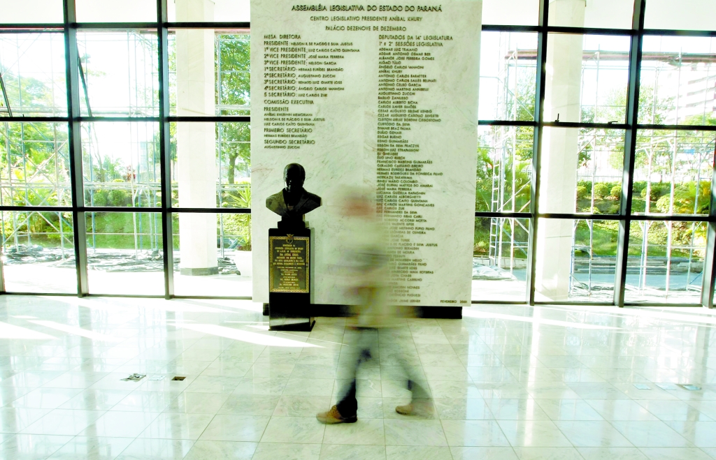 Servidor da Assembleia, com imagem desfocada, caminha pelos corredores do Legislativo: promessa de divulgação da lista é medida que daria transparência à Casa | Albari Rosa/Gazeta do Povo