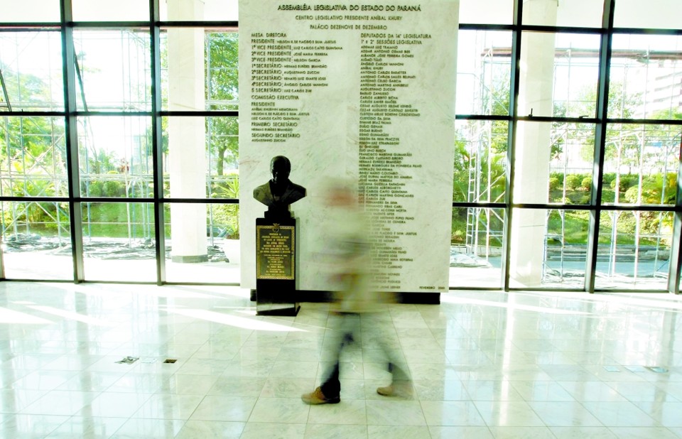 Servidor da Assembleia, com imagem desfocada, caminha pelos corredores do Legislativo: promessa de divulgação da lista é medida que daria transparência à Casa | Albari Rosa/Gazeta do Povo