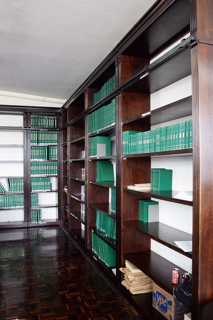 Prateleiras cheias de espaço na biblioteca da Assembleia: acervo dos Diários Oficiais foi retirado para encadernação em agosto do ano passado e ainda não voltou. | Priscila Forone/Gazeta do Povo