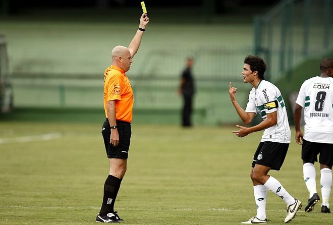Pedro Ken mata contra-ataque aos 23 minutos do primeiro tempo e leva o terceiro cartão amarelo, ficando de fora do jogo contra o Paraná |