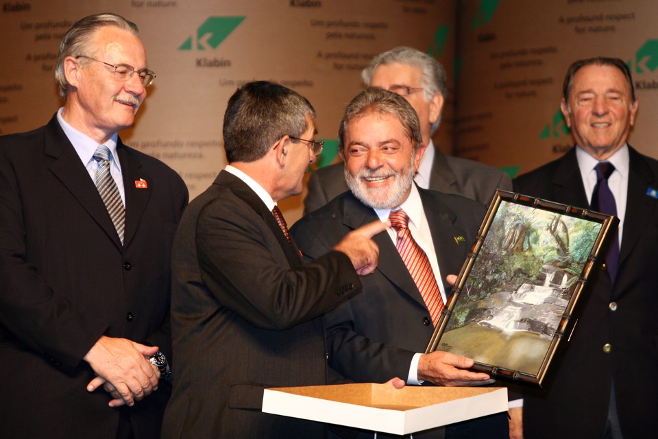 Lula realizou nesta terça-feira um sobrevoo pela reserva florestal da Unidade Monte Alegre  da Klabin. Na visita, presidente ganhou um quadro do prefeito de Telêmaco Borba, Eros Araujo | HENRY MILLEO - GAZETA DO POVO