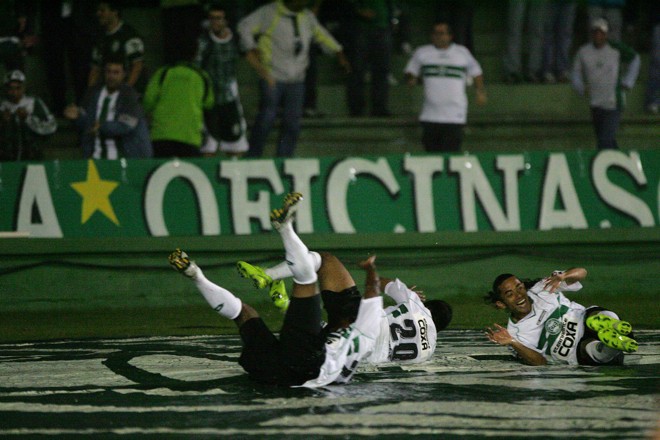 A comemoração do gol não foi das mais convencionais... |