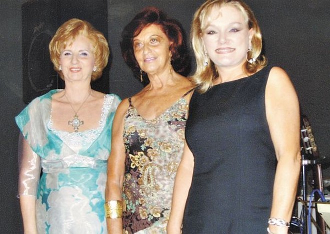 Tarde beneficente - Em elegante acontecimento, no Buffet Du Batel, a boutique Paola di Sepino apresentou desfile de sua nova coleção, em prol da Oficina de Nossa Senhora das Mercês, da Associação de Caridade Santa Rita de Cássia. Na ocasião, foi prestada homenagem à presidente da BPW, Maria Inês Borges da Silveira, na foto ao lado de Eloína Prolik, presidente da Oficina Nossa Senhora das Mercês, e da empresária Paola Lanzuolo Cardozo, da Paola di Sepino. (foto Tiomkim) | 