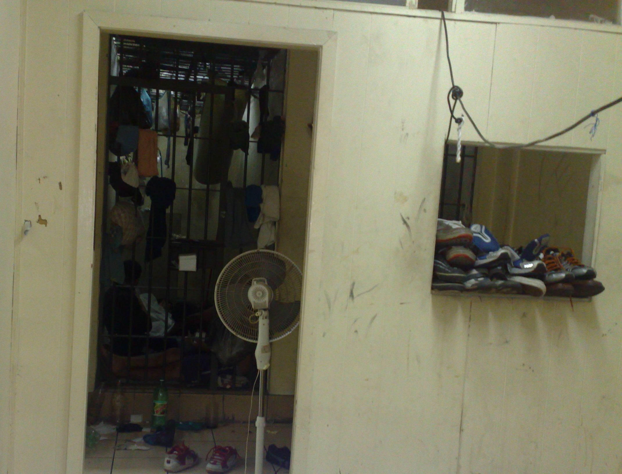 Carceragem do 1º Distrito Policial tem duas celas individuais, mas tinha 35 presos no domingo (5) | João Varella / Gazeta do Povo