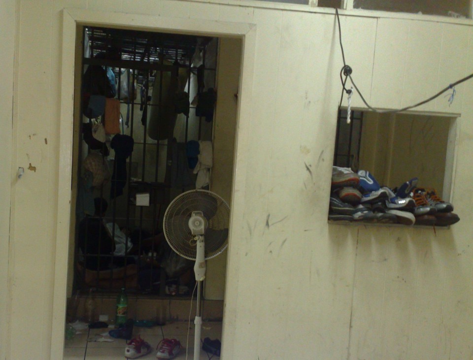 Carceragem do 1º Distrito Policial tem duas celas individuais, mas tinha 35 presos no domingo (5) | João Varella / Gazeta do Povo
