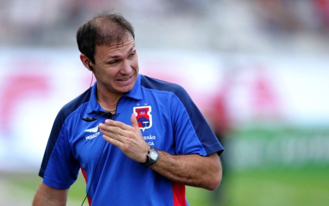 O técnico Wágner Velloso conta com bons resultados nas duas rodadas restantes para se garantir no clube para a Série B | Daniel Castellano/Gazeta do Povo