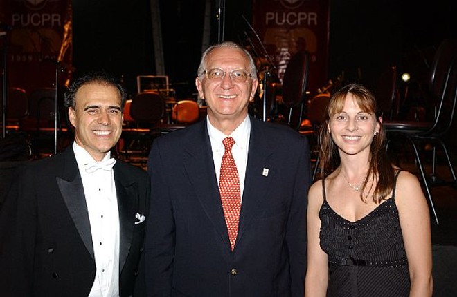 O reitor da PUCPR, Clemente Ivo Juliatto (ao centro), aplaudiu o regente da Orquestra de Câmara da casa, Paulo Torres, e a coordenadora do recém-criado Grupo de Dança, Patrícia Otto, no concerto que encerrou a programação pelos 50 anos da instituição, na terça-feira |