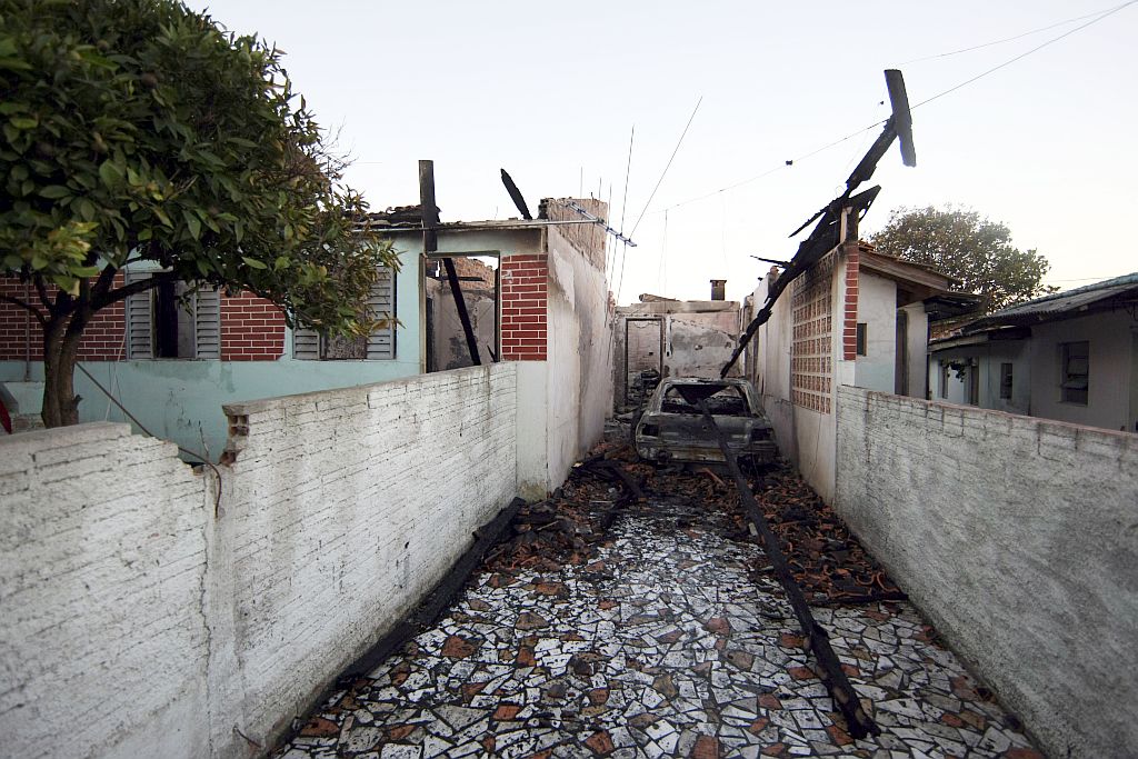 Casas e carro atingidos por incêndio: prejuízos materiais e nenhum ferido | Hedeson Alves/Gazeta do Povo