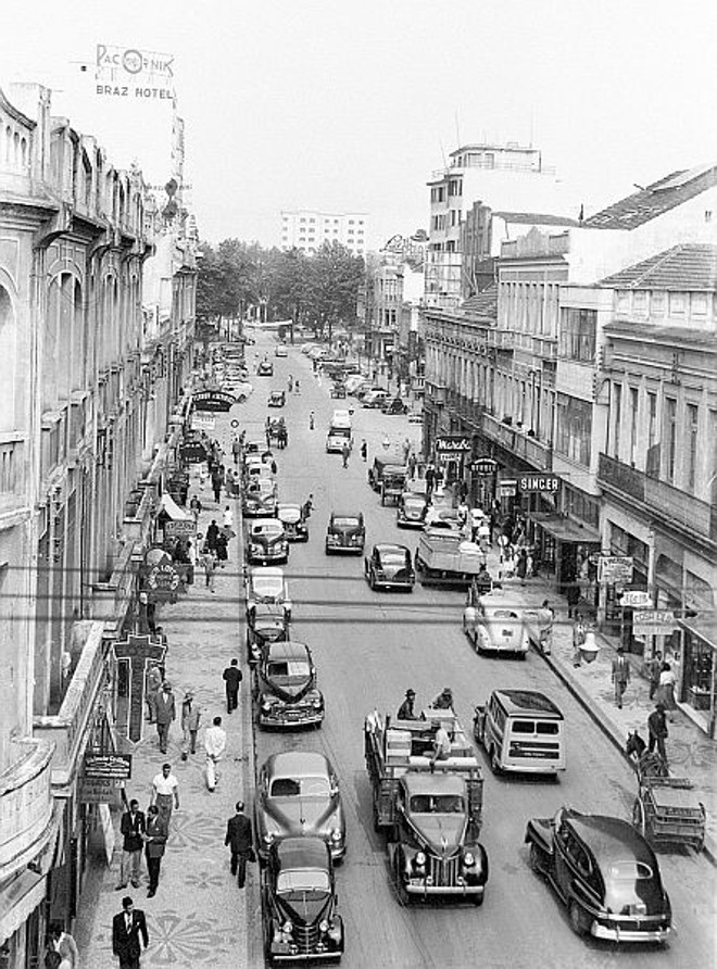 Década de 1950: vista parcial da Rua XV de Novembro no cruzamento com a Alameda Dr. Muricy. Ao fundo, a Praça Osório | 