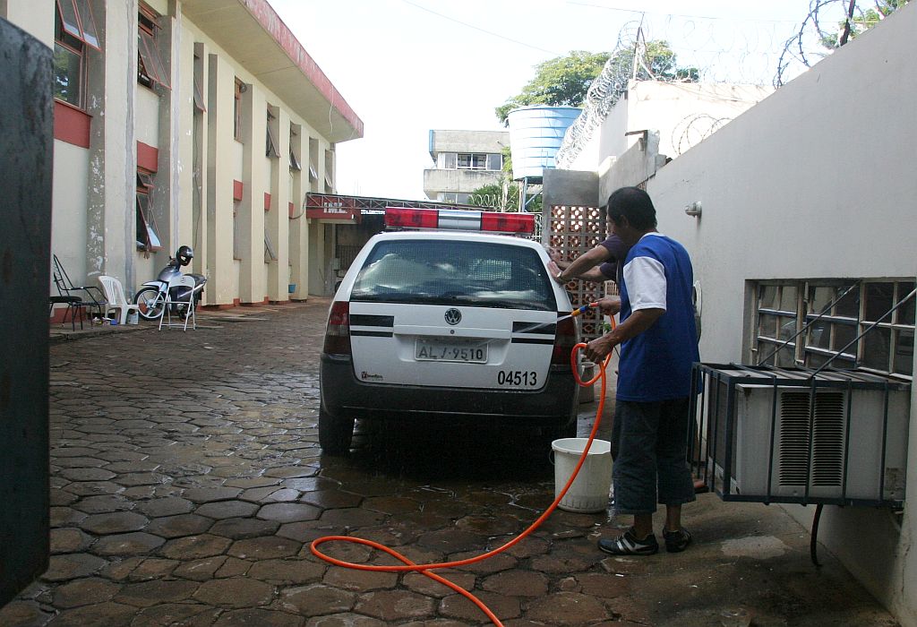 Detentos de Campo Mourão: lavando viatura sem conhecimento do delegado | Dirceu Portugal/Gazeta do Povo