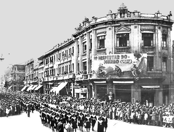 ... em dia de desfile com destaque ao sobrado da esquina, em 1940. Paisagem urbana agredida | 