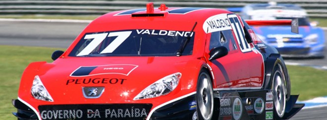 O piloto paraibano Valdeno Brito larga em primeiro na etapa de Curitiba da Stock Car | 
