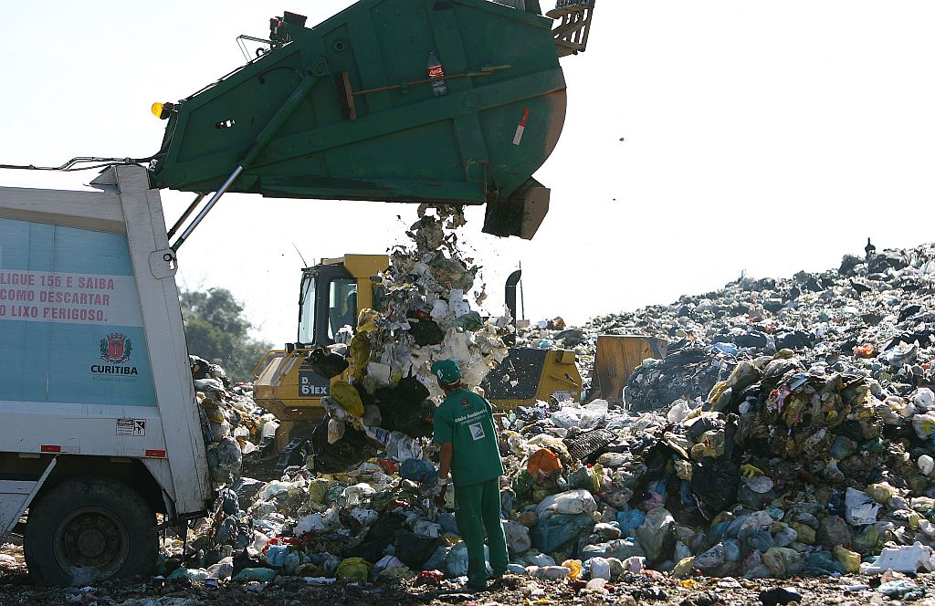 A partir de hoje, os grandes geradores estão proibidos de enviar seus lixos para o Aterro da Caximba | Daniel Castellano/Gazeta do Povo