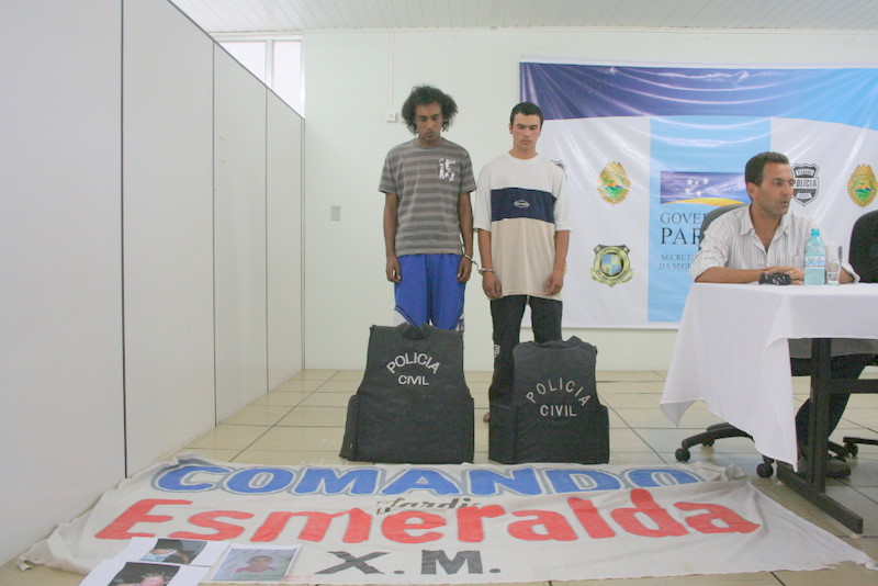 Os acusados de participar da chacina James Willian Pereira (esquerda) e Robert Michel Barreto de Oliveira; no chão, uma faixa da quadrilha | Thiago Trentini / Sesp