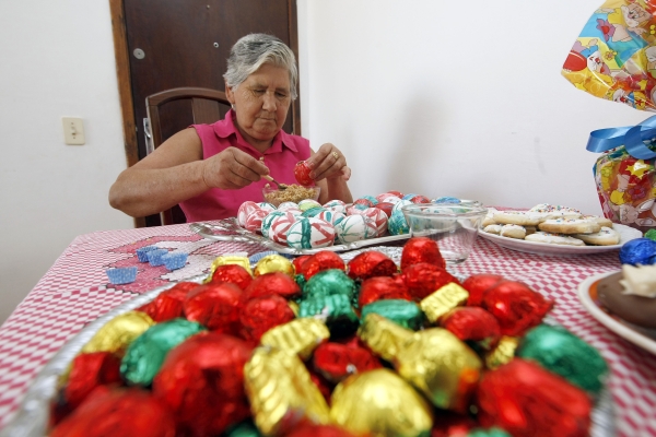 Haidêe Ferreira da Silva aprendeu com a avó a pintar ovos de galinha: É um hábito que mantemos para trazer sorte à família | Antônio Costa/Gazeta do Povo