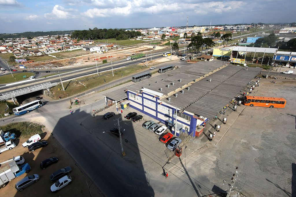 Atual terminal de Fazenda Rio Grande e, ao fundo, as obras do novo: itinerários não terão alteração | Hedeson Alves/Gazeta do Povo