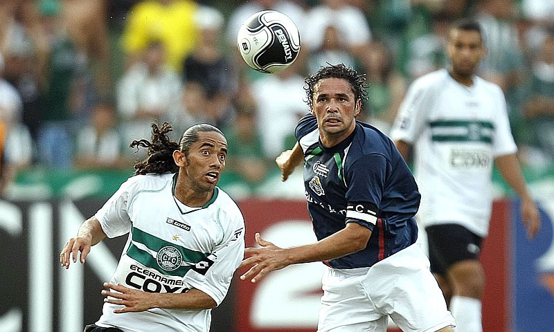 Cícero do J. Malucelli e Carlinhos Paraíba do Coritiba disputam jogada no meio de campo | Valterci Santos/Gazeta do Povo