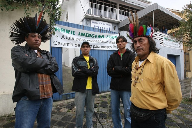 Manifestantes em frente da Funai de Curitiba: protesto contra as novas regras ditadas pelo Supremo no caso Raposa Serra do Sol | 