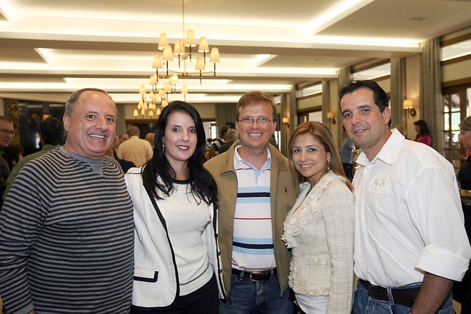 Na inauguração da nova Casa de Festas do Graciosa Country Club, domingo, o ex-presidente do clube João Manoel de Oliveira Franco (à esq.), Manuela e Ricardo Schwarz e os anfitriões Larissa e Tobias de Macedo |