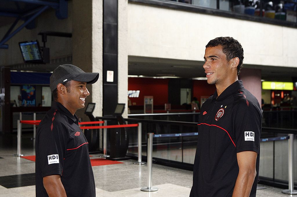A hora dos garotos: Raul (à esquerda) fica no banco e Fransérgio (à direita) será titular do Atlético no Frasqueirão | Hedeson Alves/Gazeta do Povo