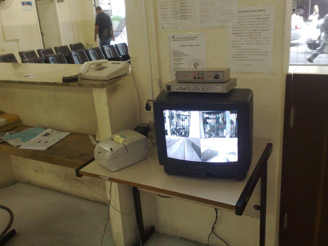 Televisão exibe simultaneamente imagens das quatro câmeras do 1º Distrito Policial |