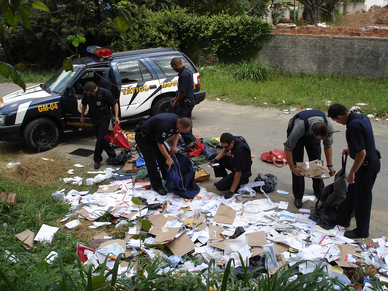 Guardas municipais recolhem material roubado e jogado de maneira misteriosa em São José dos Pinhais | Mary Hellen/Divulgação