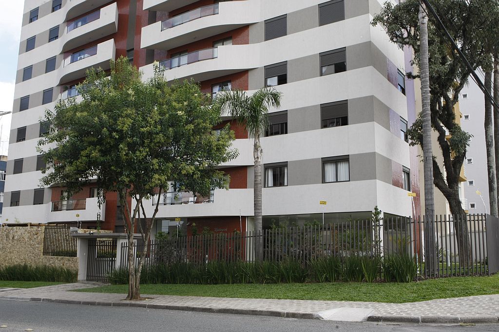 Grades retas deixam aparente o interior do condomínio Parthenon, da construtora Héstia, no Água Verde | Aniele Nascimento/ Gazeta do Povo