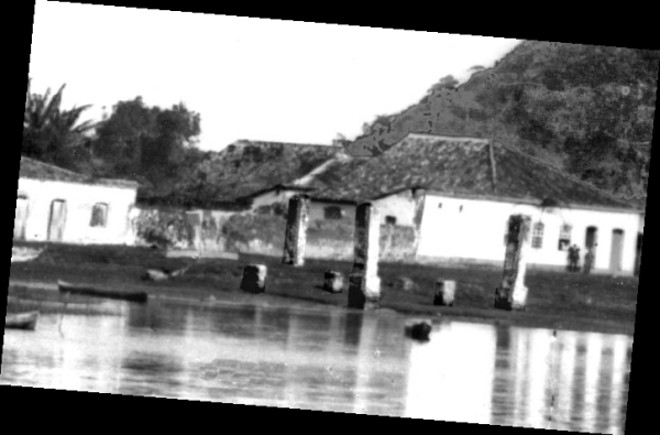 Os mesmos pilares na foto de 1906 |