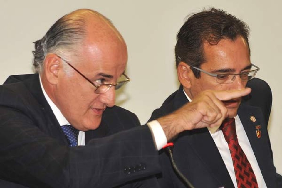 O presidente da CPI dos Grampos, Marcelo Itagiba (PMDB-RJ), ao lado do delegado Protógenes Queiroz, durante sessão da comissão | Agência Brasil